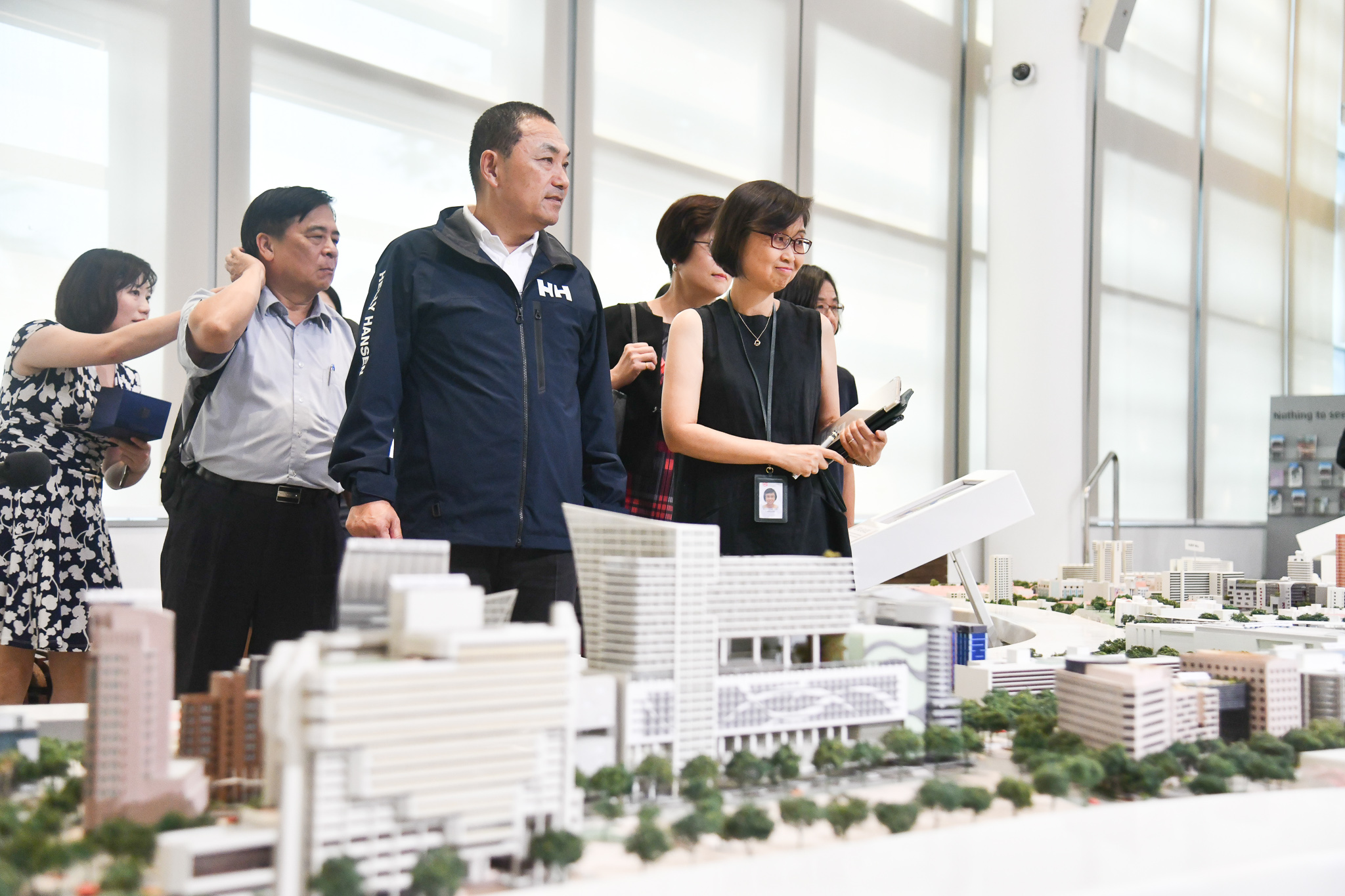 侯市長走訪Kampung Admiralty各樓層，觀摩先進建築設計